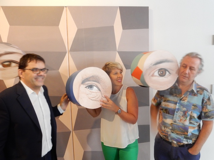 Noelia Arroyo visita la exposición del artista Ángel Mateo Charris en el Muram, Museo de Arte Moderno