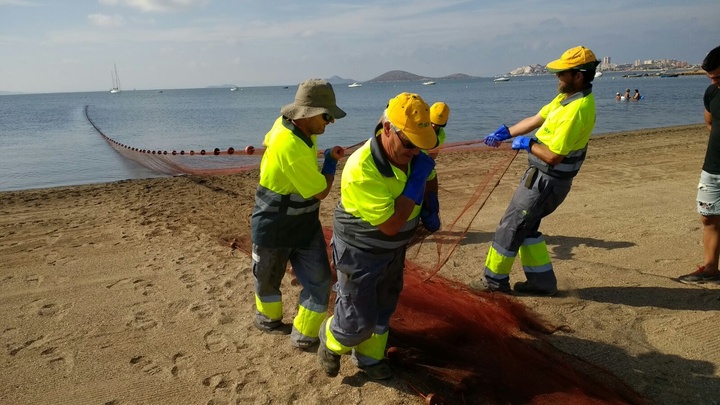 Retirada de redes ilegales en la playa del Vivero (3)