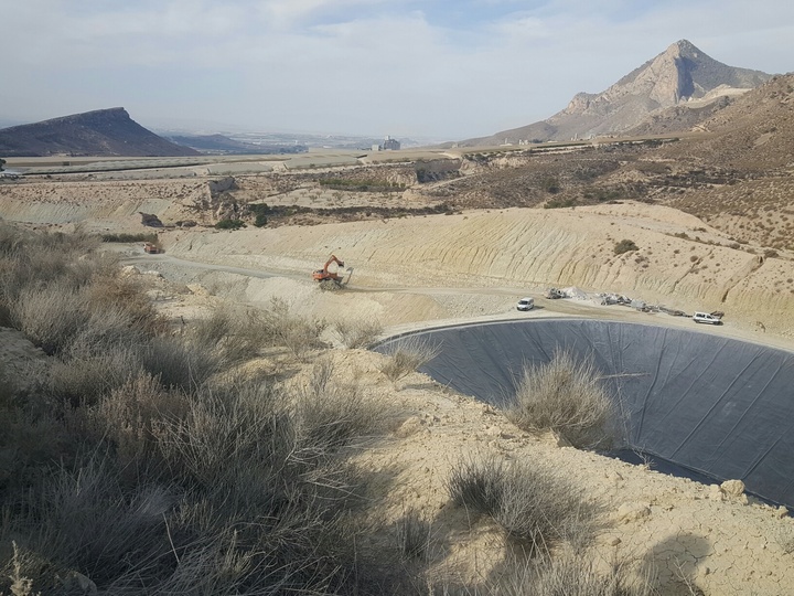Panorámica de las obras de restauración del vertedero