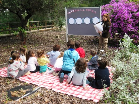 La imagen de archivo muestra una actividad para niños en el jardín botánico Arboretum El Valle