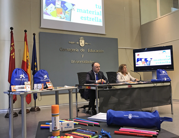 La consejera de Educación y Universidades de la Región de Murcia y el director territorial de 'CaixaBank' en Andalucía Oriental y Murcia presentaron hoy la campaña Tu material estrella