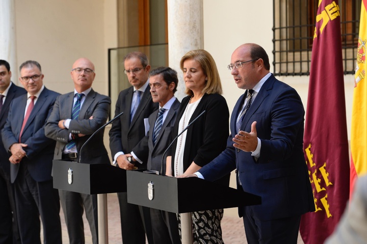 El presidente y la ministra de Empleo firman un convenio sobre inspecciones de trabajo y Seguridad Social