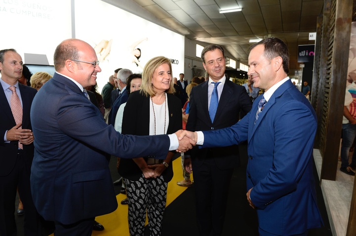 El presidente de la Comunidad, Pedro Antonio Sánchez, y la ministra de Empleo y Seguridad Social, Fátima Báñez, visitaron hoy la Feria del Mueble de Yecla (3)
