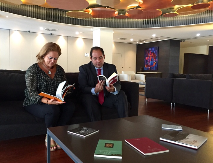 Donación de libros de Tres Fronteras Ediciones al hotel Silken Siete Coronas
