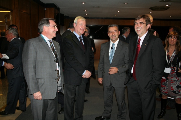 El presidente de la Comunidad, Ramón Luis Valcárcel, junto con el presidente del Gobierno Balear, Francés Antich, el presidente del Gobierno Canario, Paulino Ribero, y el consejero de Turismo, José Pablo Ruiz Abellán, en l IV Foro de Liderazgo Turístico de Exceltur.
