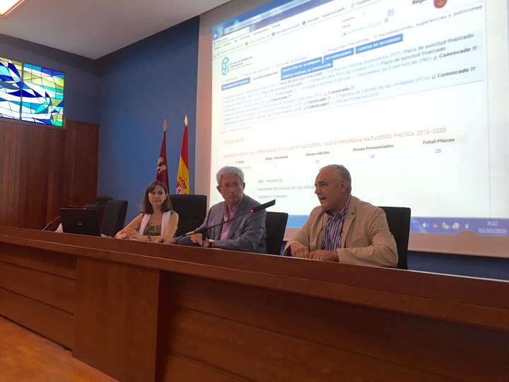 El director general de Salud Pública y Adicciones, Manuel Molina Boix, (c) inauguró el curso sobre 'Inspección de servicios veterinarios oficiales en matadero' sobre el nuevo programa del Plan Nacional de Control Oficial de la Cadena Alimentaria.