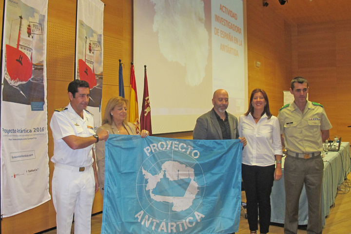 La consejera de Educación y Universidades, María Isabel Sánchez-Mora, junto a los representantes del Comité Polar Español, el Ejército de Tierra, la Armada Española y la Fundación Telefónica, en la presentación hoy del proyecto de educación digital 'Antártica' / 1