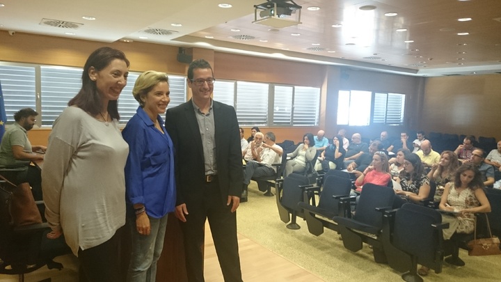 La consejera Adela Martínez-Cachá (centro) posa al comienzo de la Jornada sobre residuos celebrada en la Consejería de Agua, Agricultura y Medio Ambiente