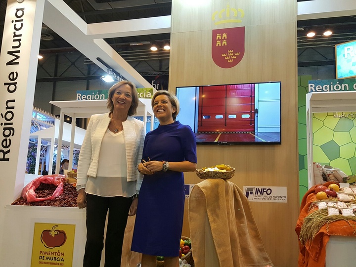 La consejera de Agua, Agricultura y Medio Ambiente, Adela Martínez-Cachá, se reúne en el stand de la Región de Murcia con su homóloga andaluza, María del Carmen Ortiz