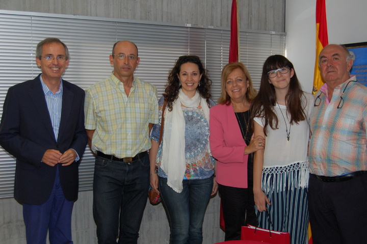 La alumna ganadora en la Región del certamen 'Locos por la Ciencia', María Díaz Martínez, del Instituto Rambla del Nogalte de Puerto Lumbreras, en la recepción que mantuvo con la consejera de Educación y Universidades, María Isabel Sánchez-Mora