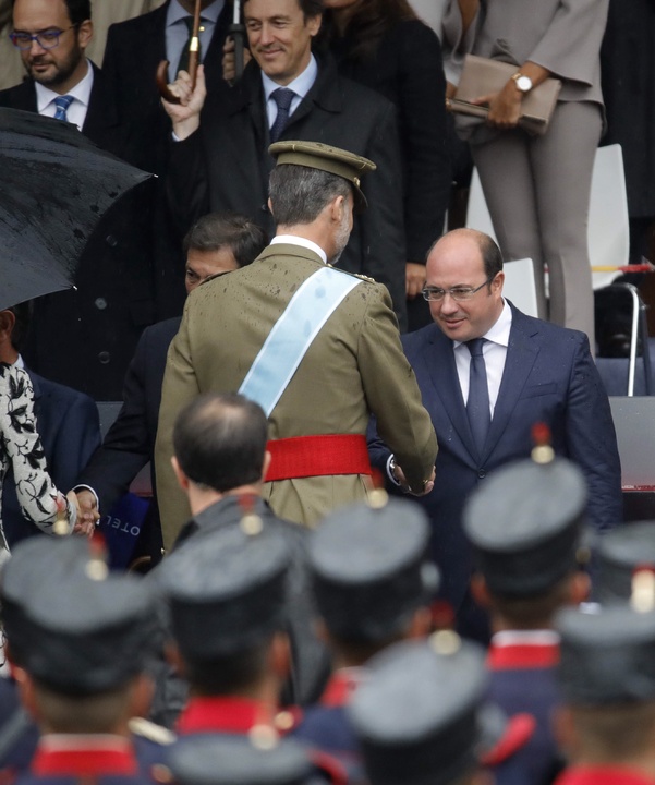 El presidente de la Comunidad asiste al Desfile con motivo del Día de la Hispanidad
