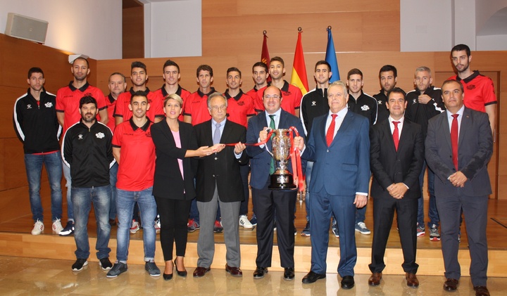 El presidente de la Comunidad recibe a los jugadores de El Pozo Murcia Fútbol Sala