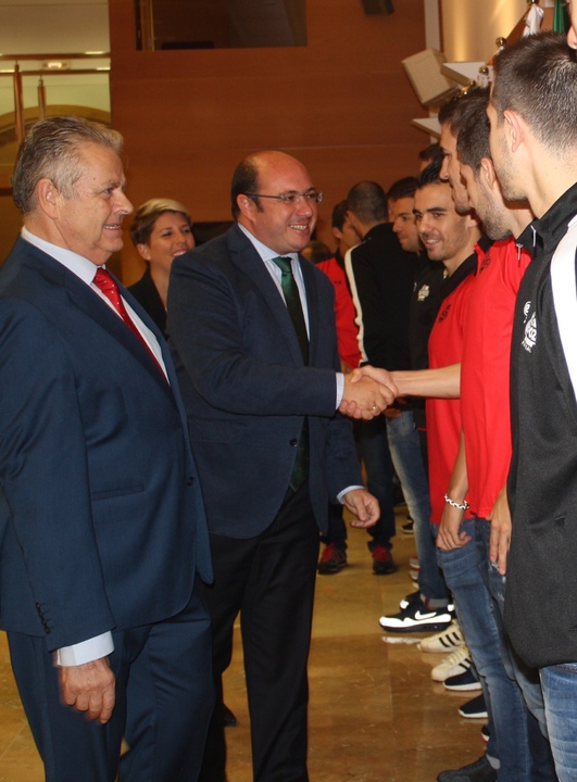 El presidente de la Comunidad recibe a los jugadores de El Pozo Murcia Fútbol Sala (1)