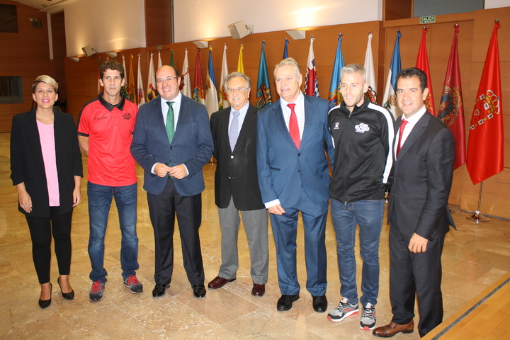 El presidente de la Comunidad recibe a los jugadores de El Pozo Murcia Fútbol Sala (2)