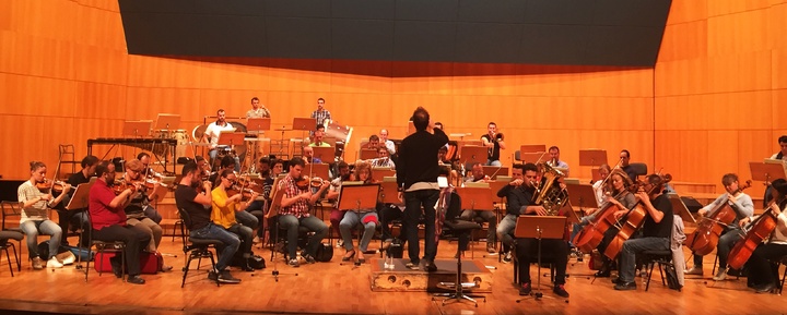 El director Andrés Salado durante un ensayo con los miembros de la Orquesta Sinfónica de la Región de Murcia