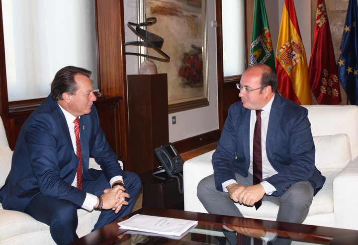 El presidente de la Comunidad se reúne con el alcalde de Ceutí, Juan Felipe Cano