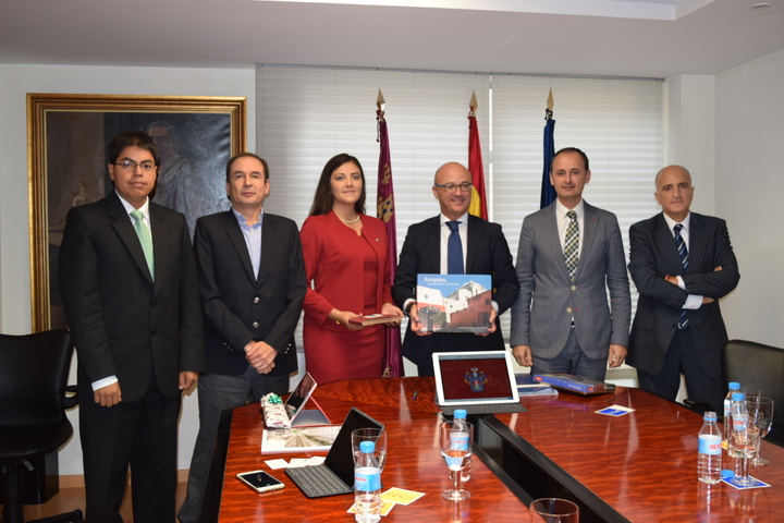 Recepción de la gobernadora de Arequipa (Perú)