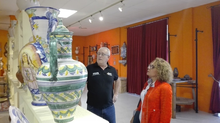La directora general de Comercio visita el taller artesano del alfarero Juan Lario en Lorca