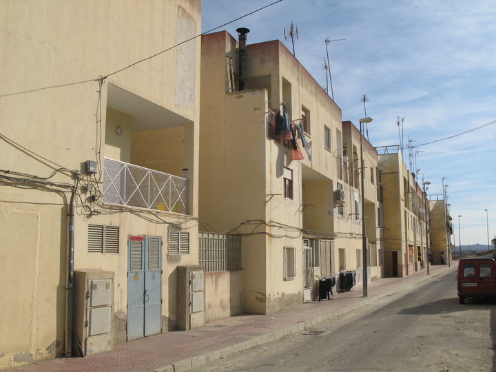 Las viviendas públicas de Lorquí son objeto de la rehabilitación forman parte de una edificación que tiene una antigüedad superior a los 20 años, en las que residen 68 familias.