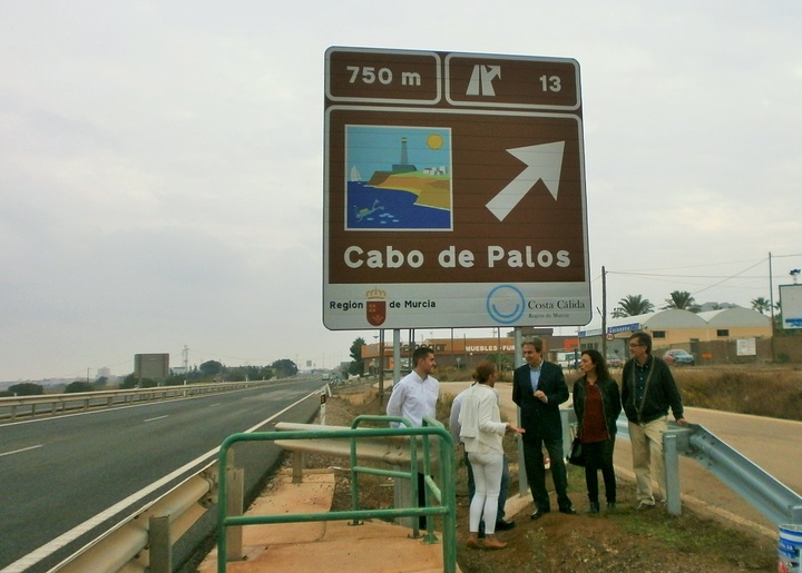Instalación de la señalización turística en la autovía de La Manga (1)