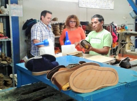 La directora general de Comercio visita las instalaciones de la empresa artesana Toballe Calzados