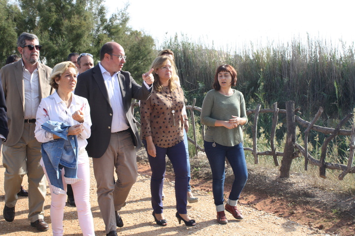 Pedro Antonio Sánchez durante la visita al sendero de Los Tarays, ubicado en el Parque Regional Salinas y Arenales de San Pedro del Pinatar, donde se han realizado obras de mejora (1)