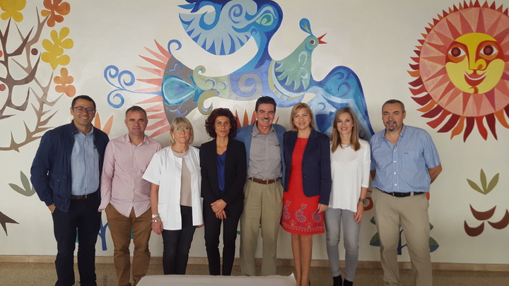 La consejera de Familia e Igualdad de Oportunidades, junto a la alcaldesa de Beniel, María del Carmen Morales, visitó hoy el centro de día para personas mayores de esta localidad gestionado por Cruz Roja.