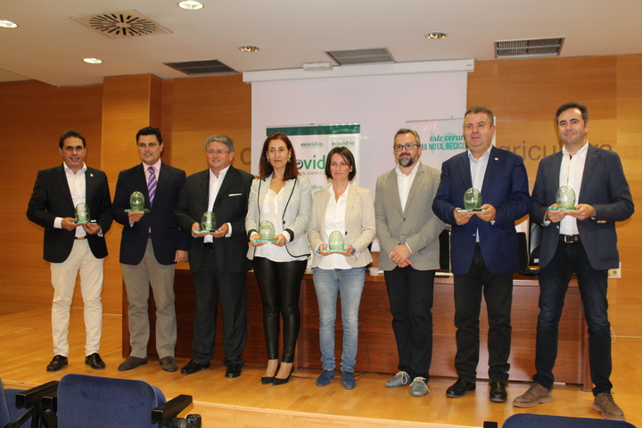 La directora general Encarna Molina (centro izquierda), posa junto a los representantes de los ayuntamientos premiados con el iglú verde