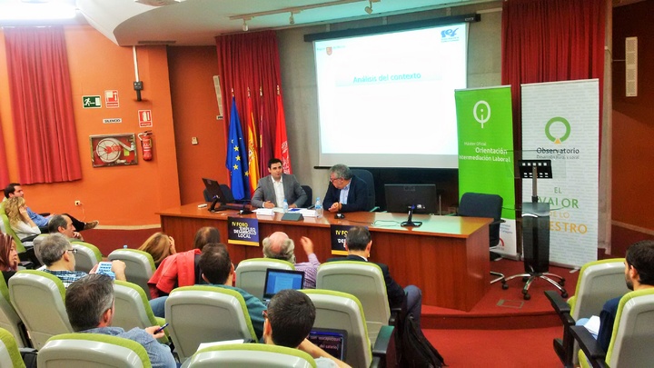 El director del Servicio Regional de Empleo y Formación, Alejandro Zamora, durante su intervención en el 'Foro de desarrollo local y empleo' de la Universidad de Murcia