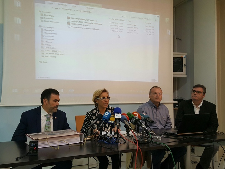 La consejera presenta el proyecto global para evitar las inundaciones en la zona sur del Mar Menor junto al alcalde de Cartagena  (derecha) el ingeniero que ha redactado el proyecto y el director general del agua (izquierda)