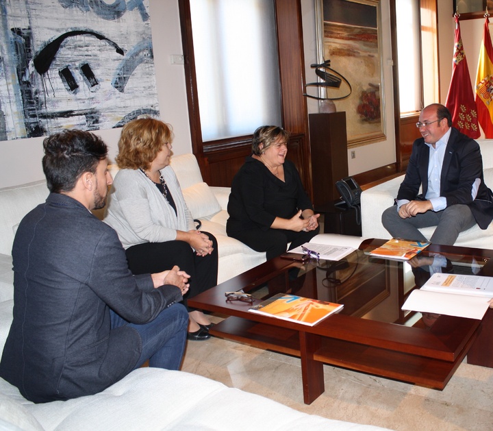 Pedro Antonio S&aacute;nchez se re&uacute;ne con la presidenta de la Federaci&oacute;n de Asociaciones Murcianas de Personas con Discapacidad F&iacute;sica y Org&aacute;nica