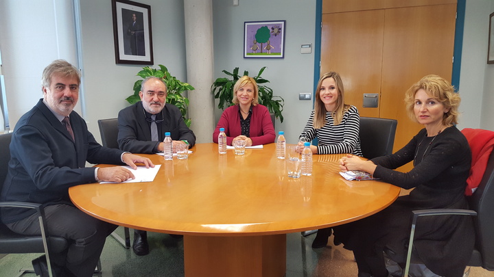 Reunión de la consejera de Familia e Igualdad de Oportunidades, Violante Tomás, con los miembros de Assido y el Colegio de Arquitectos de la Región de Murcia