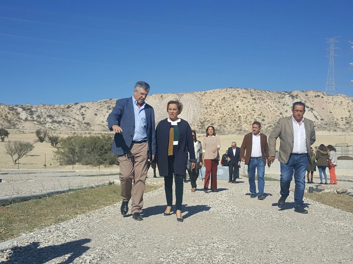 La consejera visita en Lorca el primer humedal artificial de España para la gestión de purines
