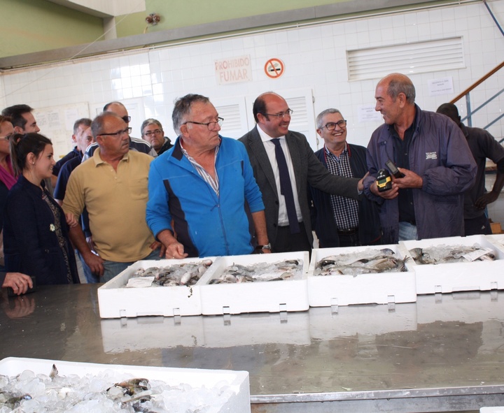 El presidente de la Comunidad visita la Lonja de Pescadores de Lo Pagán (1)