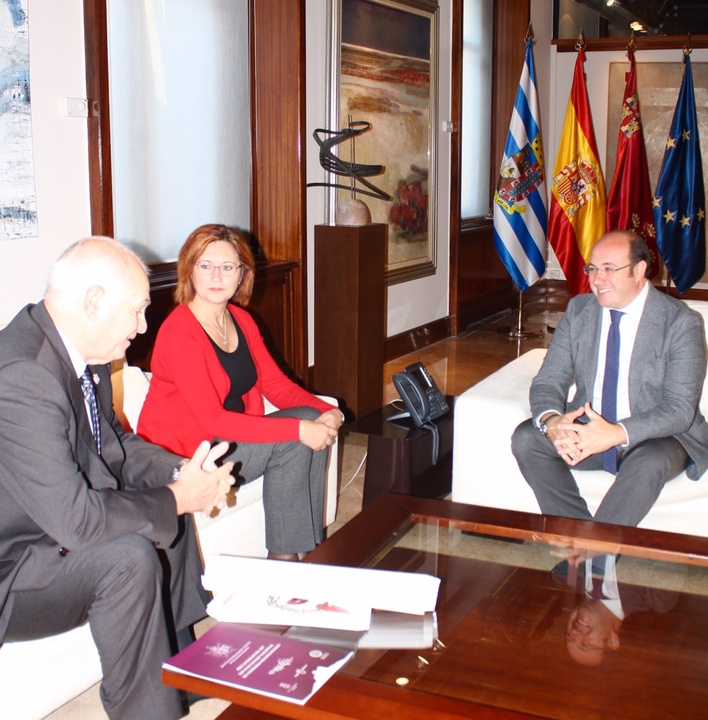 El jefe del Ejecutivo regional se reúne con la alcaldesa de Jumilla y el presidente de la Junta Central de Hermandades de Semana Santa de este municipio (2)