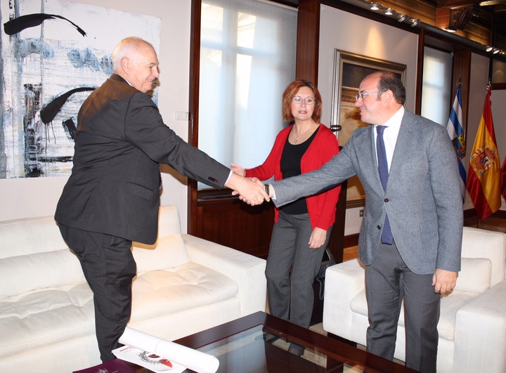 El jefe del Ejecutivo regional se reúne con la alcaldesa de Jumilla y el presidente de la Junta Central de Hermandades de Semana Santa de este municipio (3)