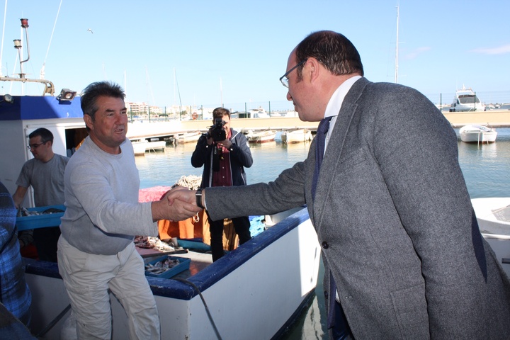 El presidente de la Comunidad visita la Lonja de Pescadores de Lo Pagán (3)