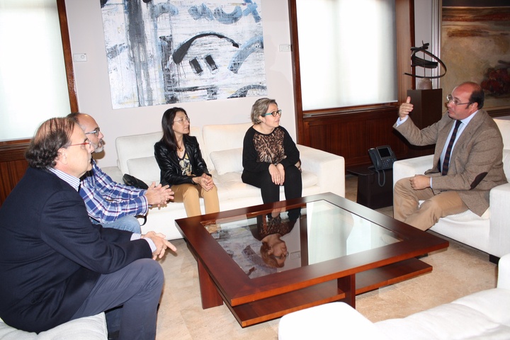 Pedro Antonio Sánchez durante la reunión con la presidenta del Colegio Oficial de Ópticos-Optometristas de la Región
