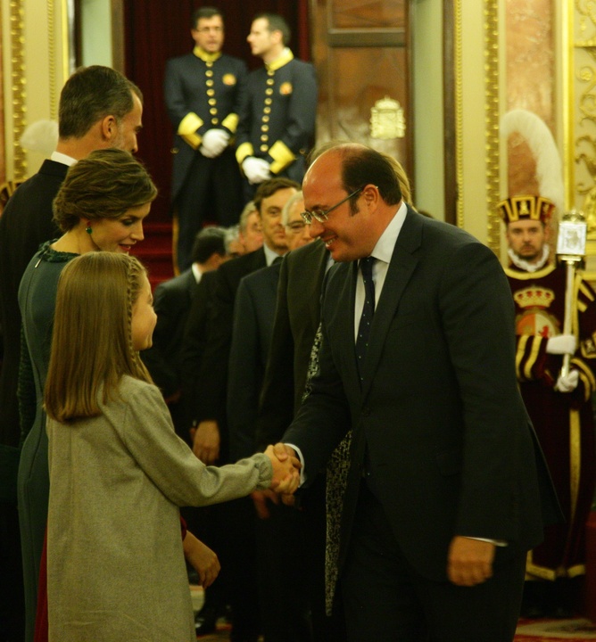 El presidente de la Comunidad asiste al acto de apertura de las Cortes Generales, presidido por Sus Majestades los Reyes