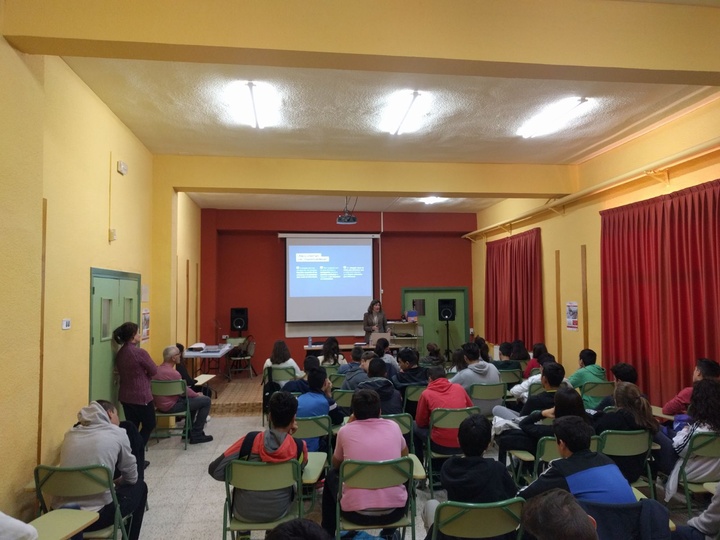 Alumnos de tercero de la Enseñanza Secundaria Obligatoria del Instituto de Enseñanza Secundaria Ortega y Rubio de Mula han asistido a la primera charla del programa 'REDponsables'