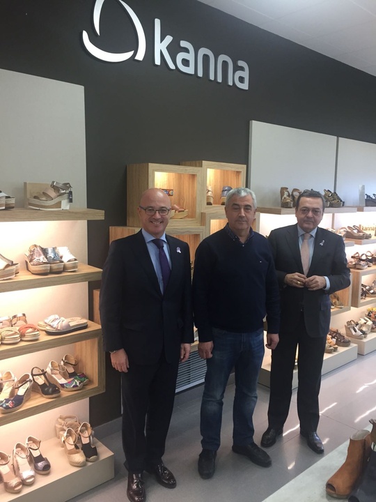 El consejero de Desarrollo Económico, Turismo y Empleo, Juan Hernández, junto al empresario Tomás de la Cerda y el presidente de Croem, José Maria Albarracín, durante la visita a una empresa de calzado del Noroeste