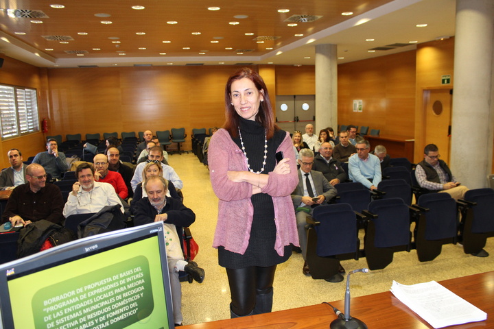 La directora general, Encarna Molina, al comienzo de la reunión con los representantes de los municipios