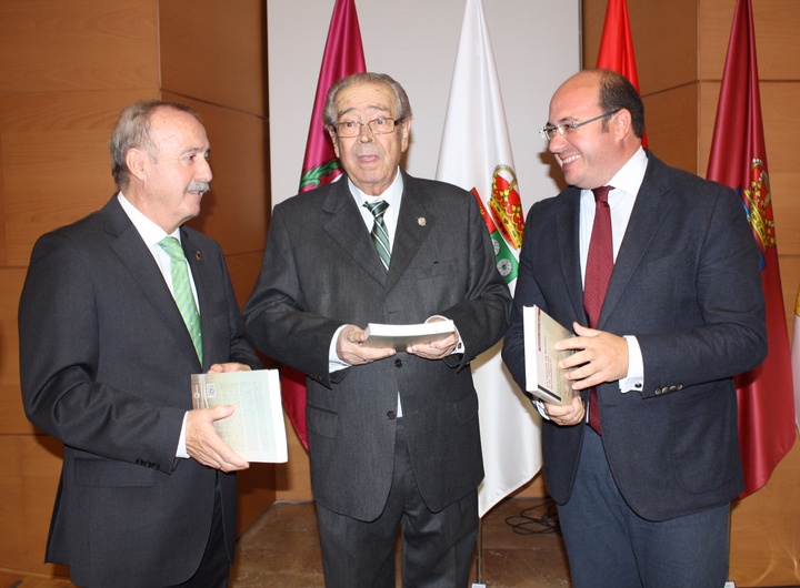 Pedro Antonio Sánchez asiste a la presentación de libro de Clemente García y subraya que "el diálogo y el entendimiento han caracterizado siempre su trayectoria" (1)
