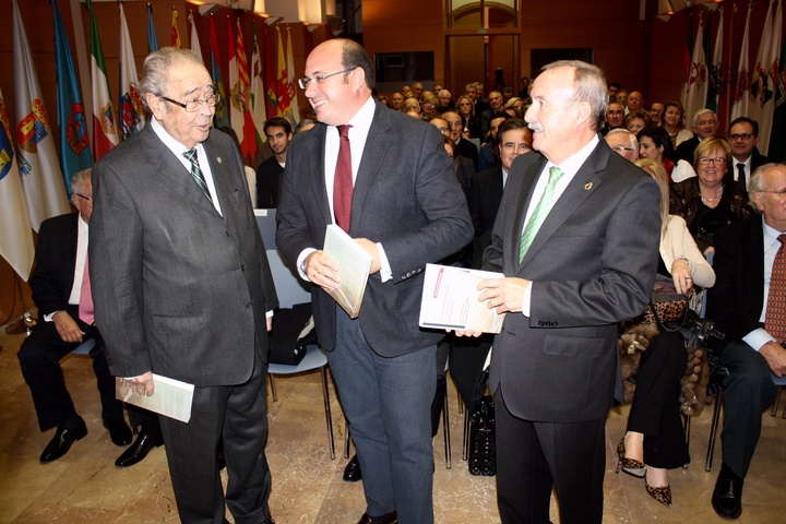 Pedro Antonio Sánchez asiste a la presentación de libro de Clemente García y subraya que "el diálogo y el entendimiento han caracterizado siempre su trayectoria" (2)