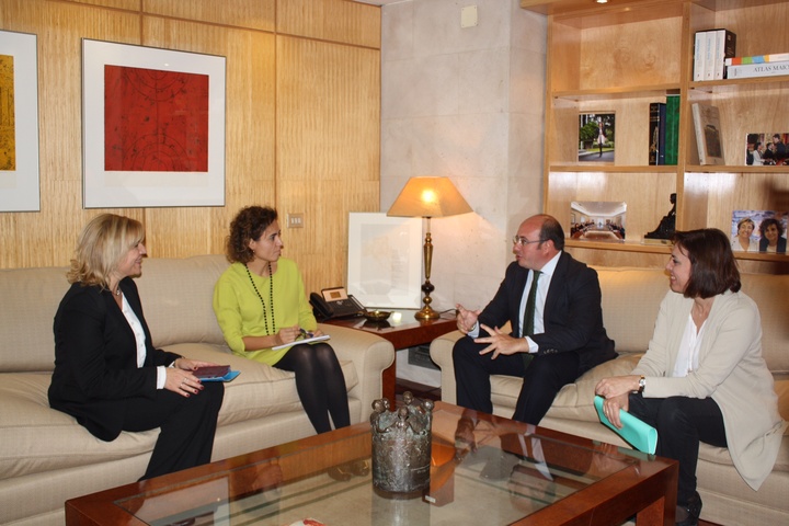 Reunión con la ministra Dolors Monserrat