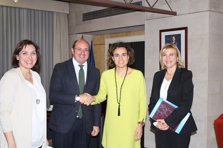 Reunión del presidente de la Comunidad con la ministra Dolors Monserrat