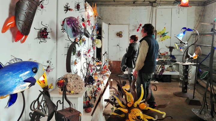La directora general de Comercio visita el taller del artesano Ismael Cerezo, 'Flippy'