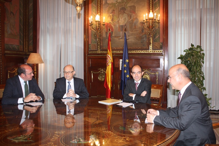 El presidente de la Comunidad, Pedro Antonio Sánchez, se ha reunido hoy con el ministro de Hacienda y Función Pública, Cristobal Montoro