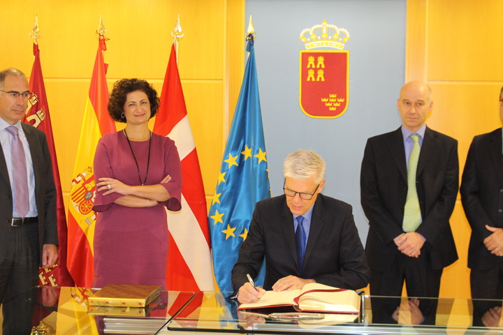 El embajador de Dinamarca en España firmó en el Libro de Honor de la Comunidad Autónoma, en presencia de la consejera de Presidencia