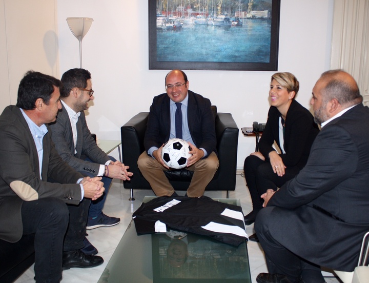 Pedro Antonio Sánchez se reúne con el presidente del Fútbol Club Cartagena (2)